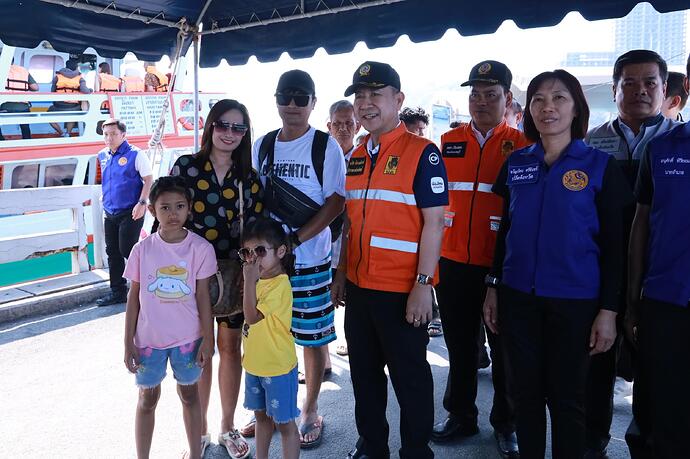 Chonburi Governor Inspects New Year Safety Checkpoints, Urges Life Jacket Use on Trips to Koh Larn